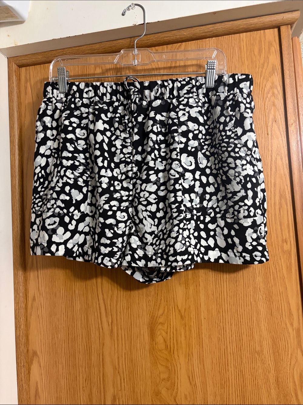 west loop Black and White Animal-Print Drawstring Bermuda Shorts Sz L Xl